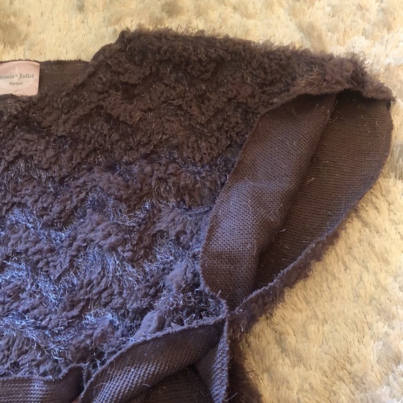 Romeo & Juliet fuzzy poncho in mauve - Picture 5 of 8